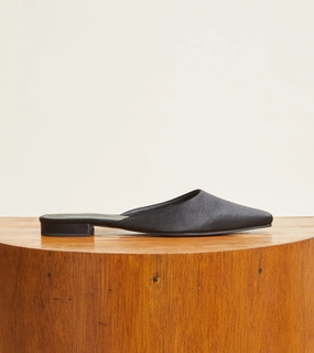 Pure Black slow walk Paz Satin