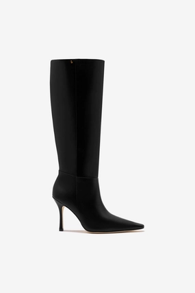Cushioned heel Carine Boot In Black Leather