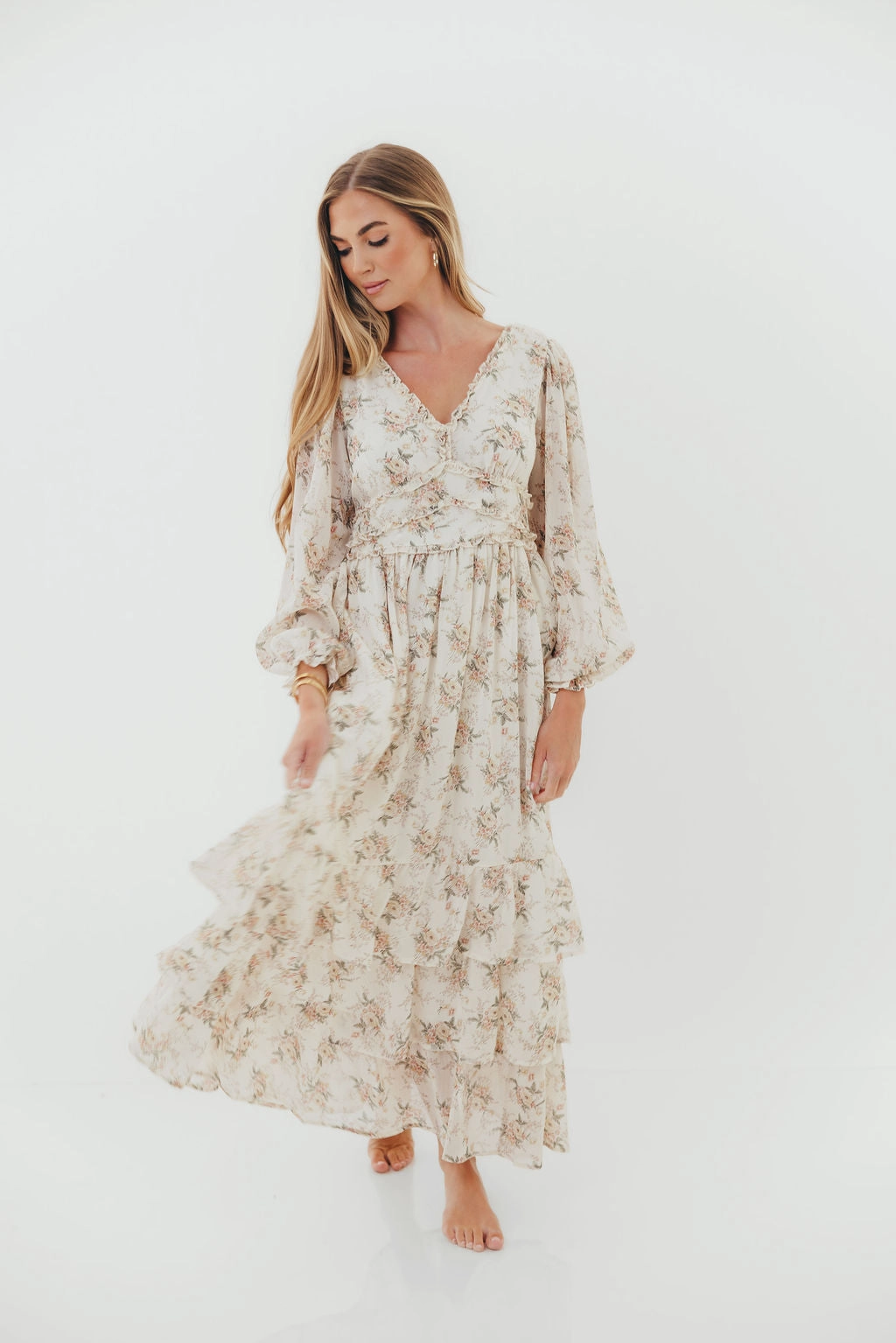 Shenae Ruffled Tiered Floral Maxi Dress in Vintage Cream Casual Mode Minimal Aesthetic