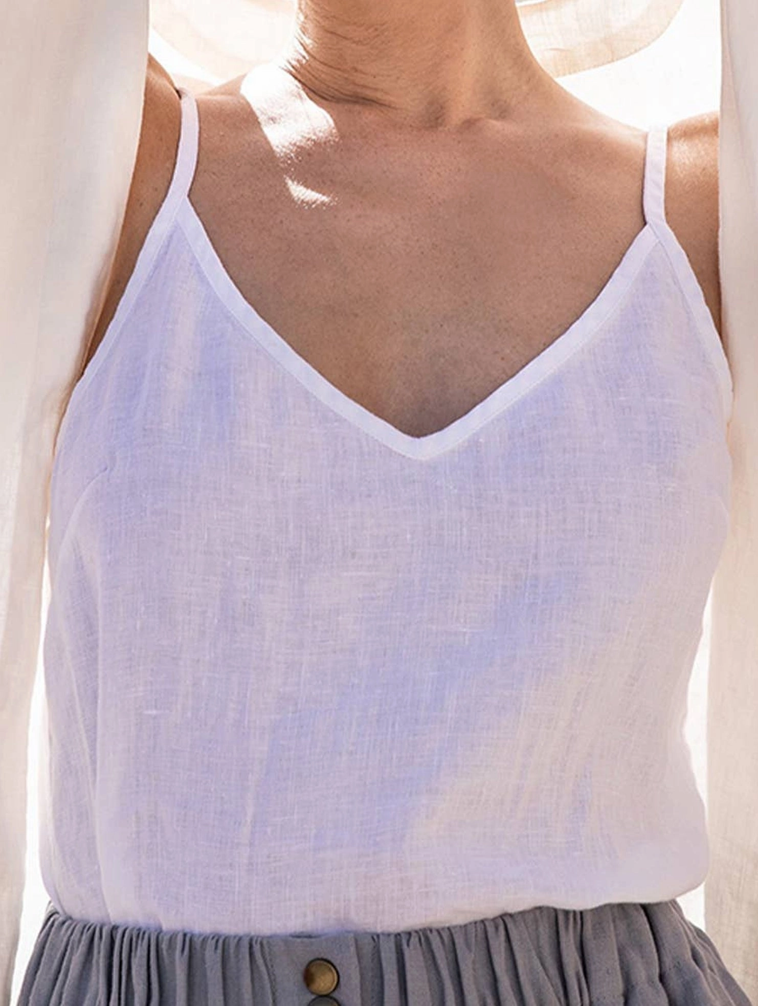 High Collar Option OdorResistant Coating COTTON AND LINEN V-NECK SLEEVELESS UNDERCOAT_CWTTK0470