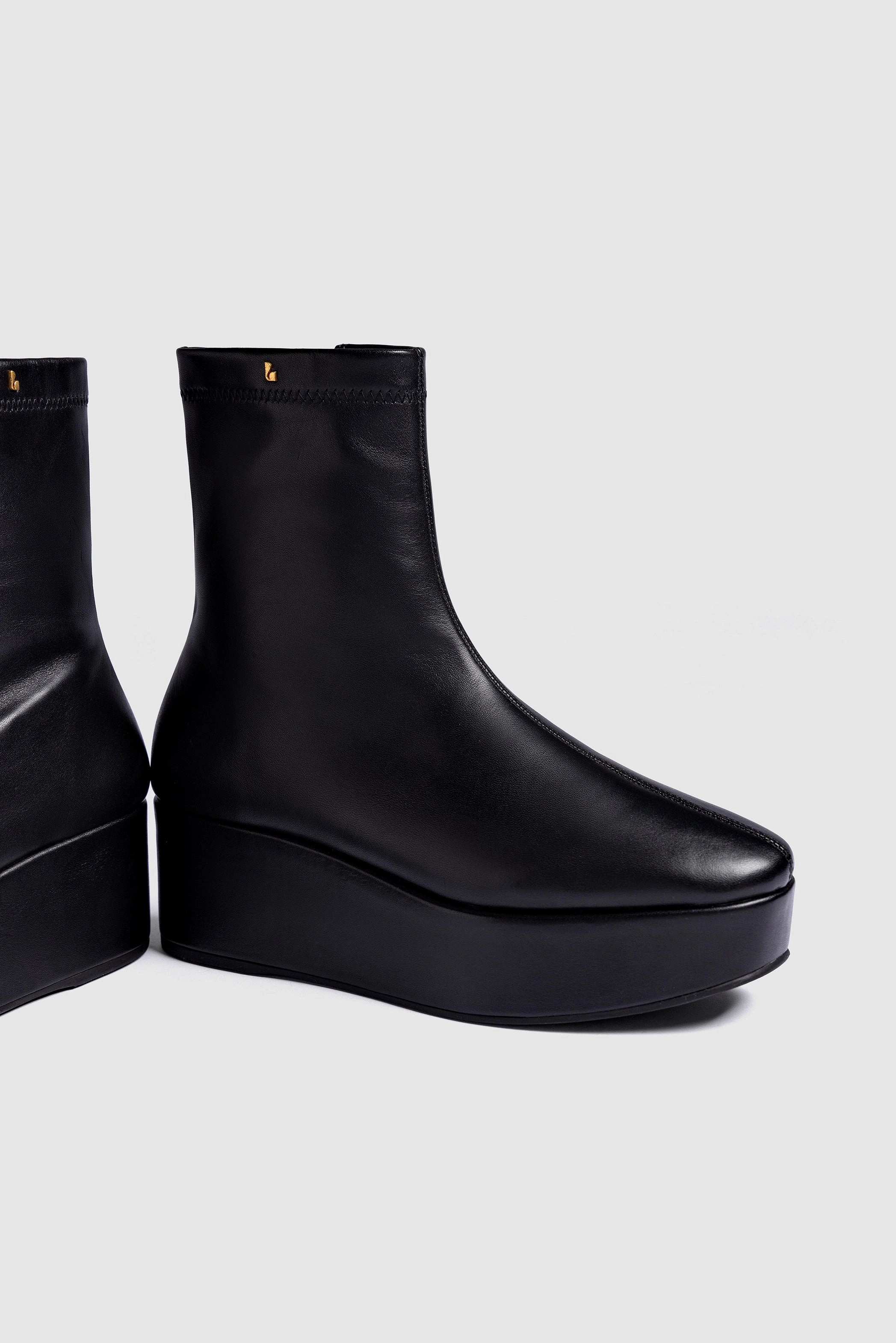 Dani Flatform Boot In Black Leather Light Run Rolling Motion Design