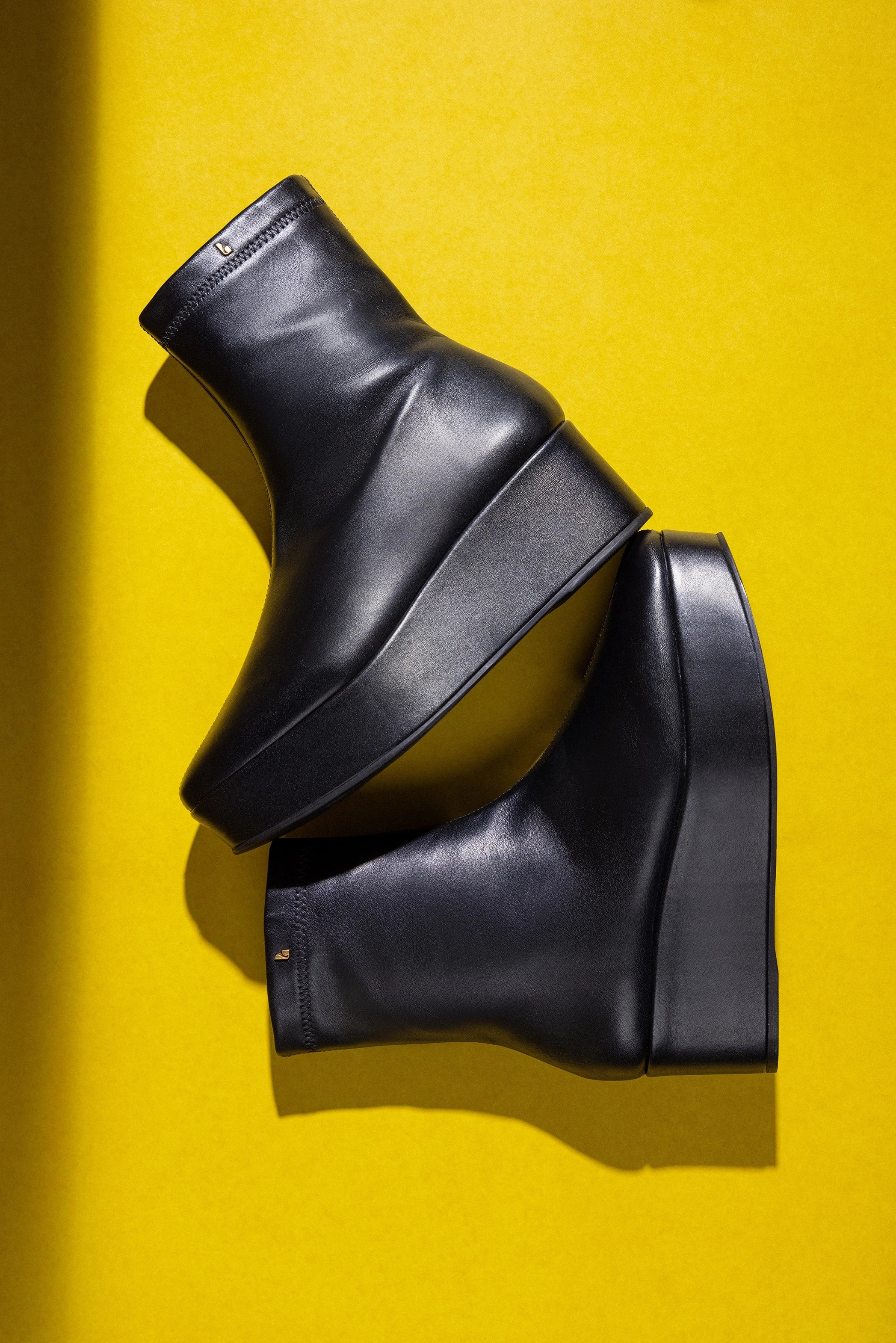 Dani Flatform Boot In Black Leather Stride Bold Ankle Support