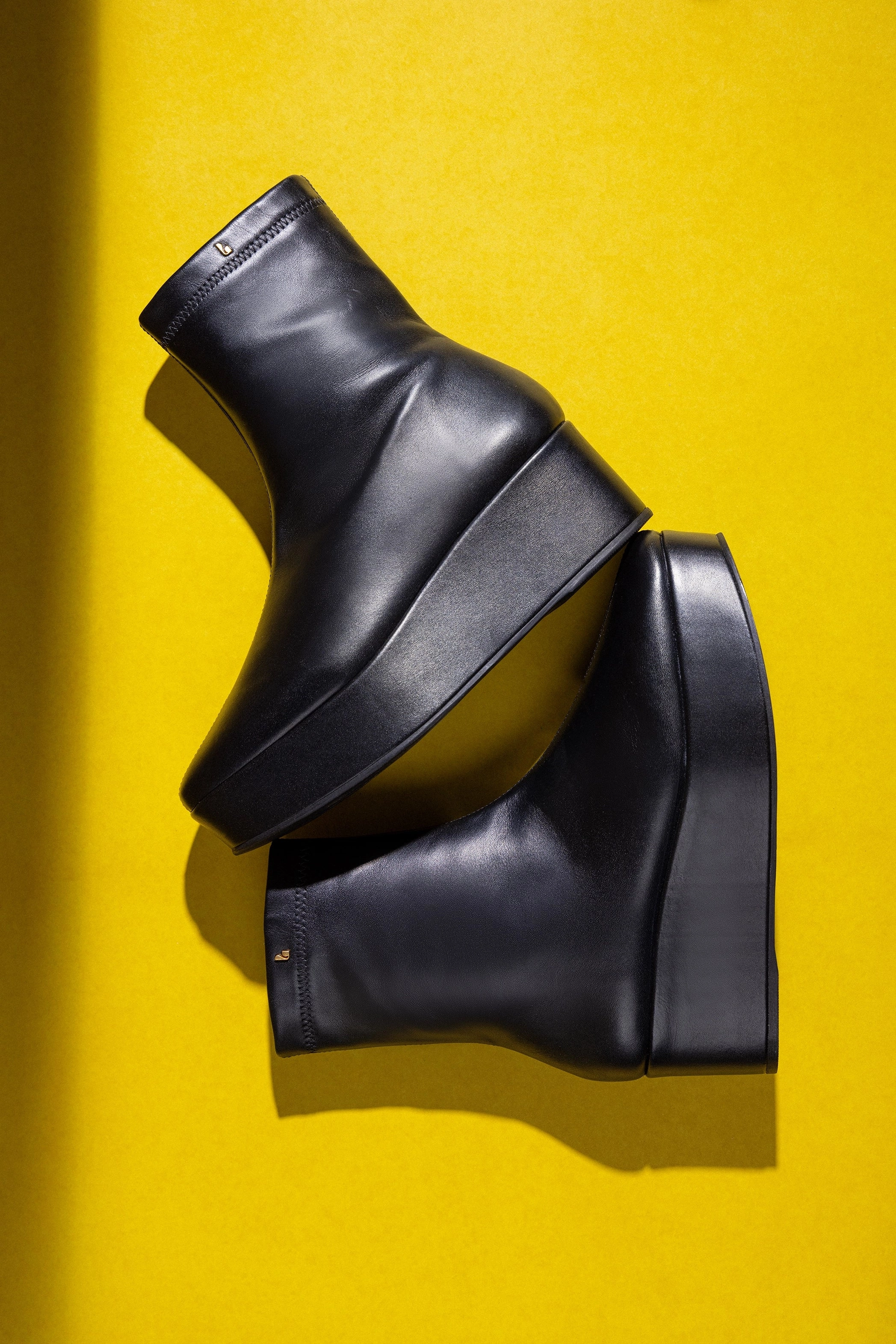 Dani Flatform Boot In Black Leather Camera Look Travel Must
