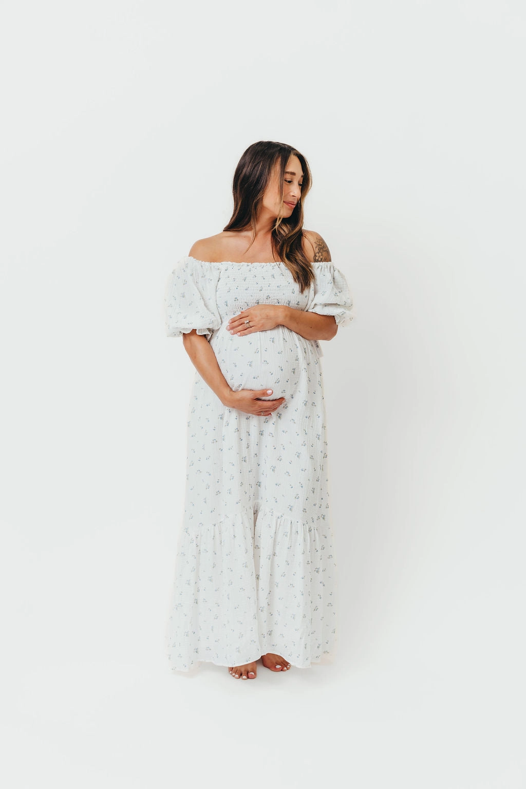 Urban Look Lightweight Livvy 100% Cotton Maxi Dress in Off-White / Blue Floral - Bump Friendly & Inclusive Sizing