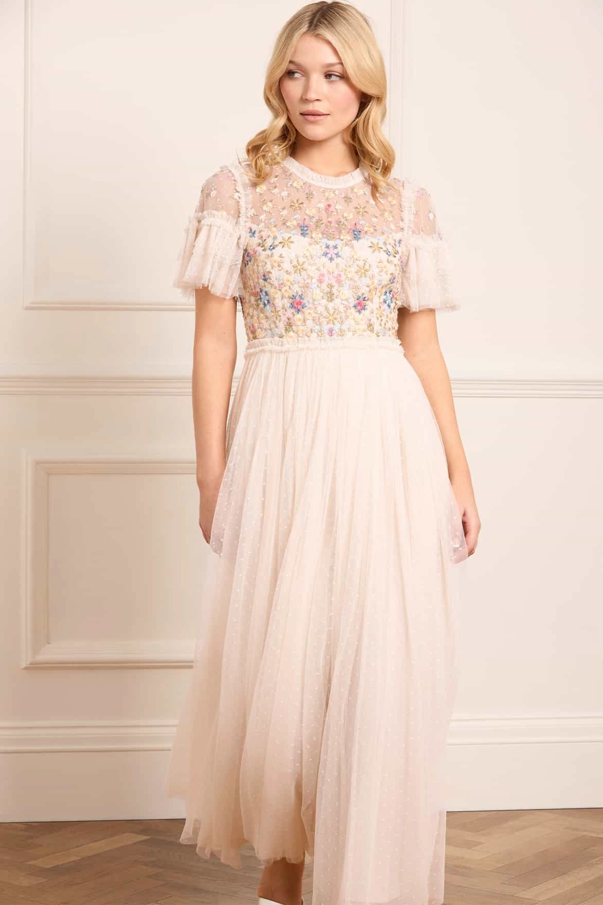 Cozy Drape Flowerbed Embroidery Bodice Round Neck Ankle Gown