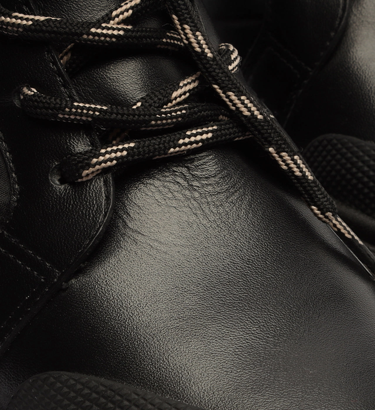 Outdoor Freedom Seamless Comfort Rough Trail Hiker Liv Leather Bootie