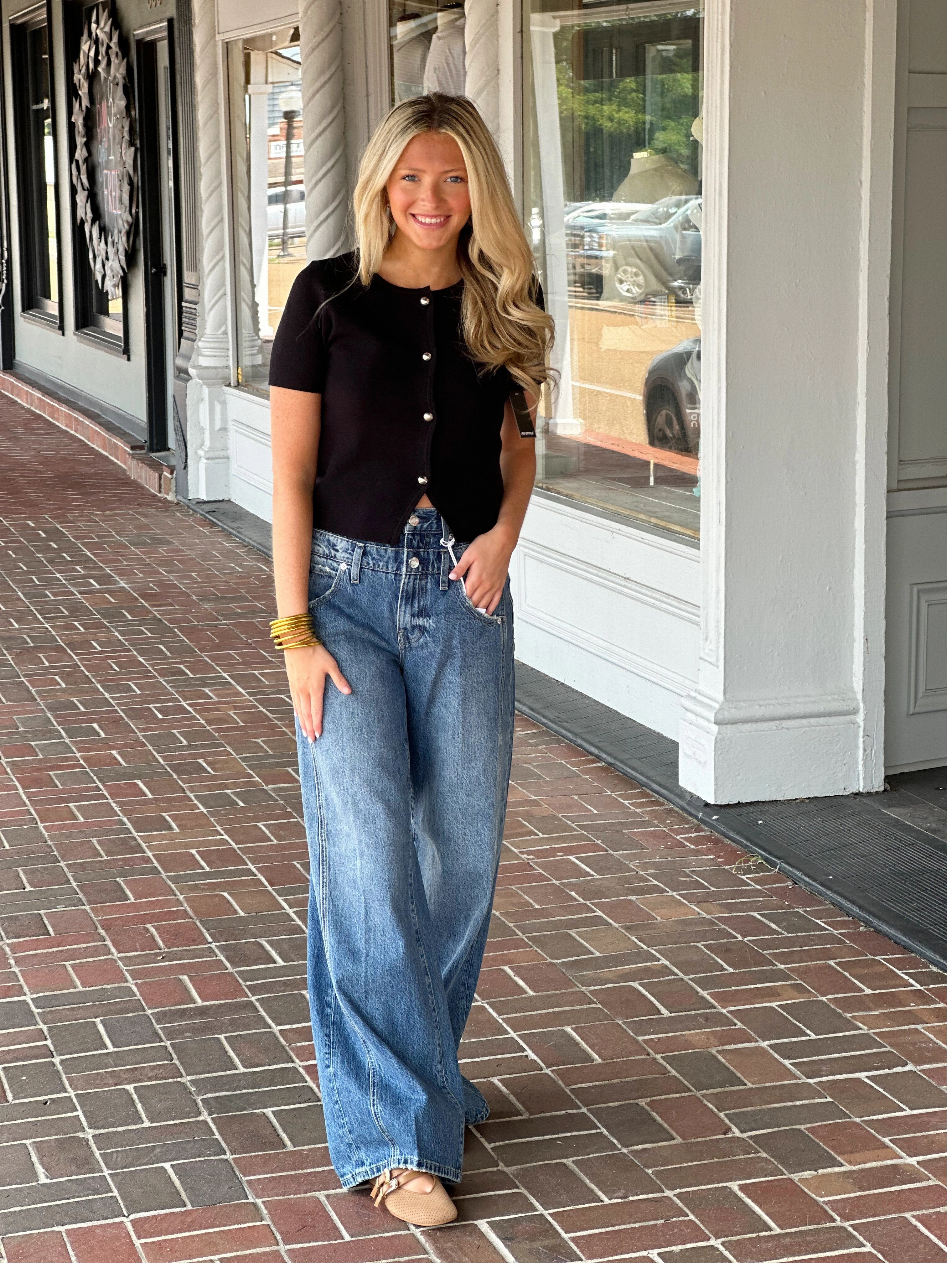 Short Sleeve V-Neck Vest in Black Adaptive Temperature Control