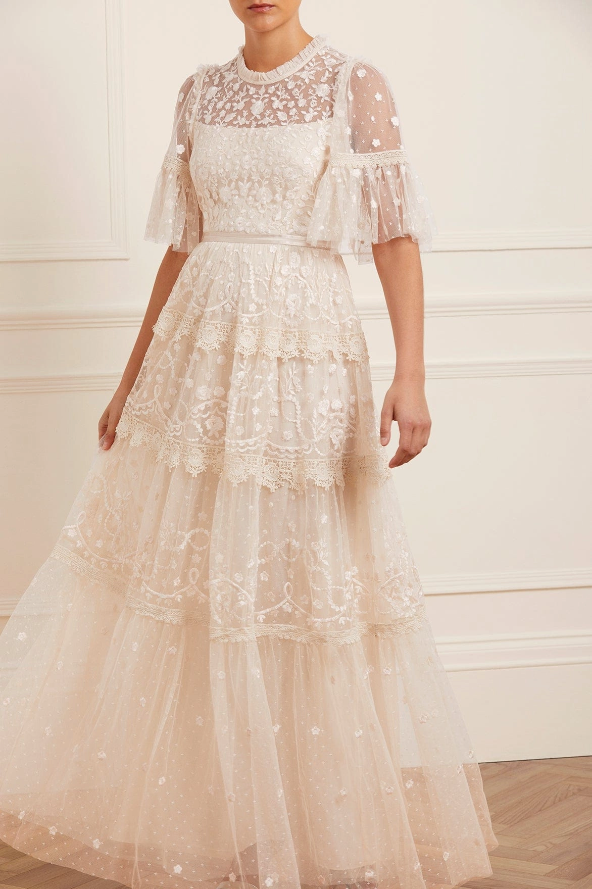 Midsummer Lace Round Neck Gown Lazy Pick Travel-Style
