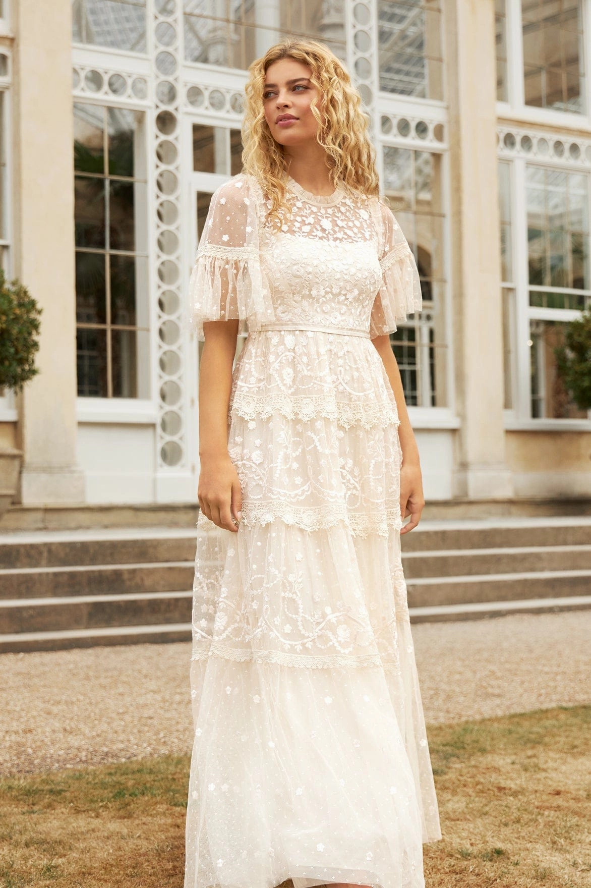 Midsummer Lace Round Neck Gown City Style Silky Silhouette