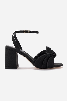 Celebrity Vibe Selena Ruffle Sandal In Black Raffia