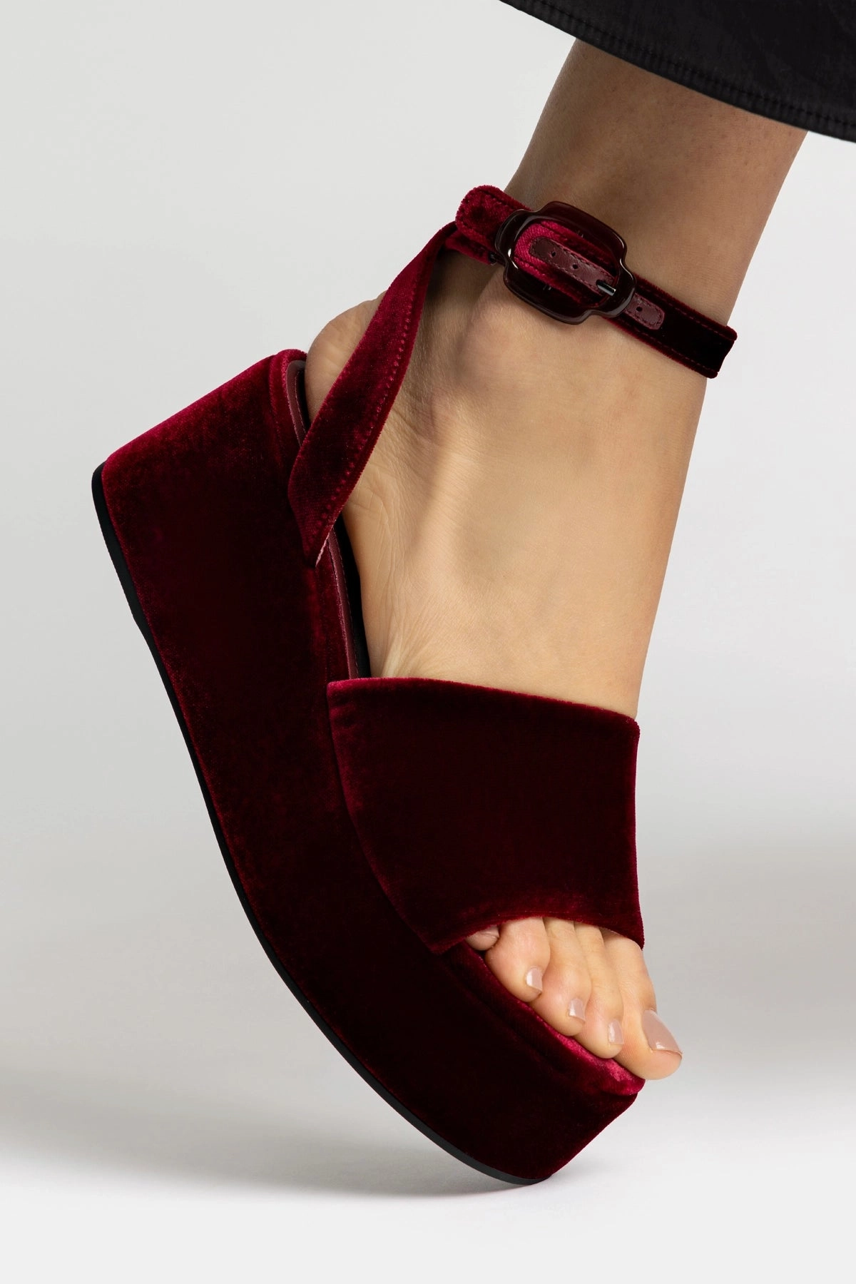Night Glow Arch Fit Charli Flatform Sandal In Wine Velvet