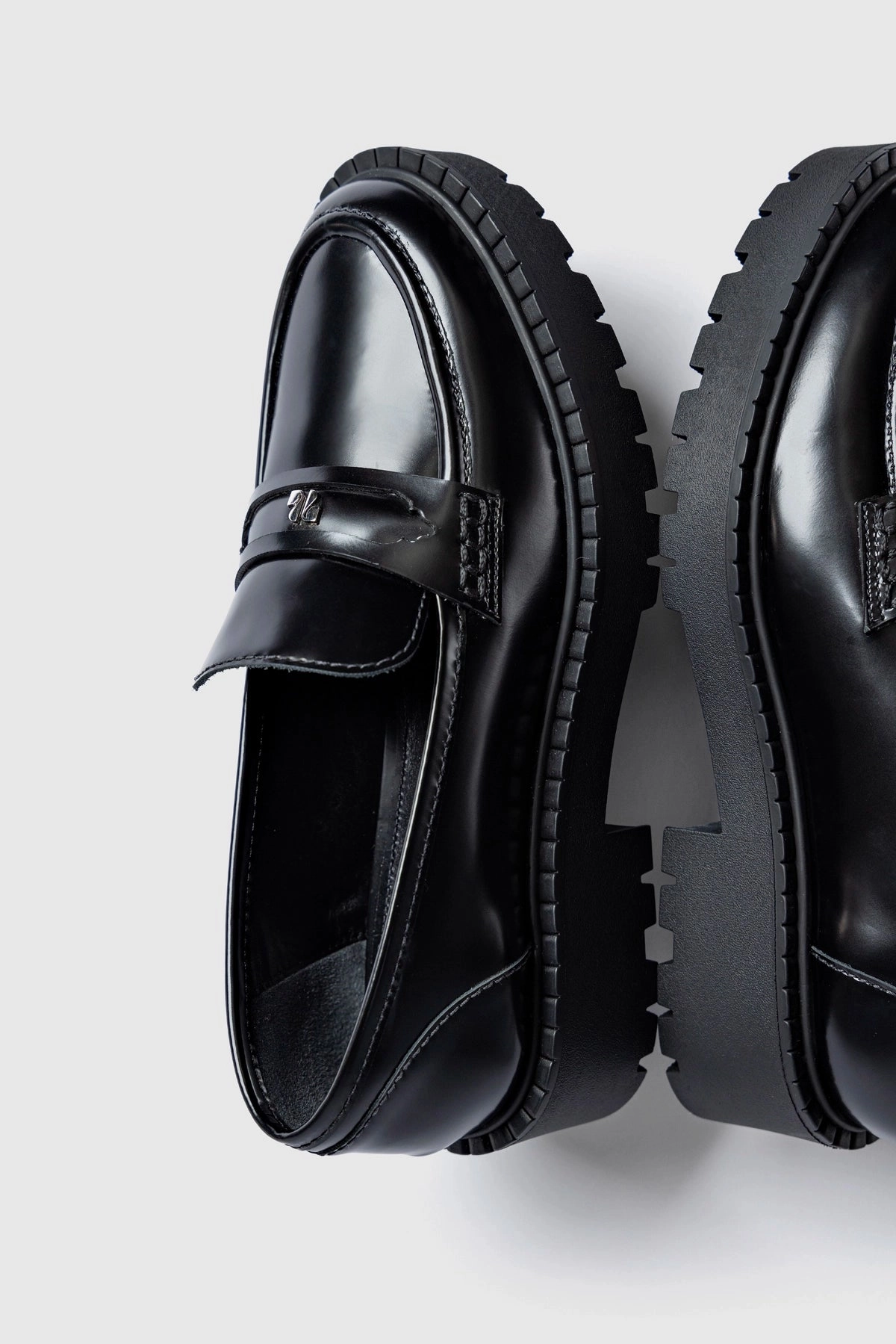 Suki Lugsole Loafer In Black Box Leather Year Trust Elastic laces