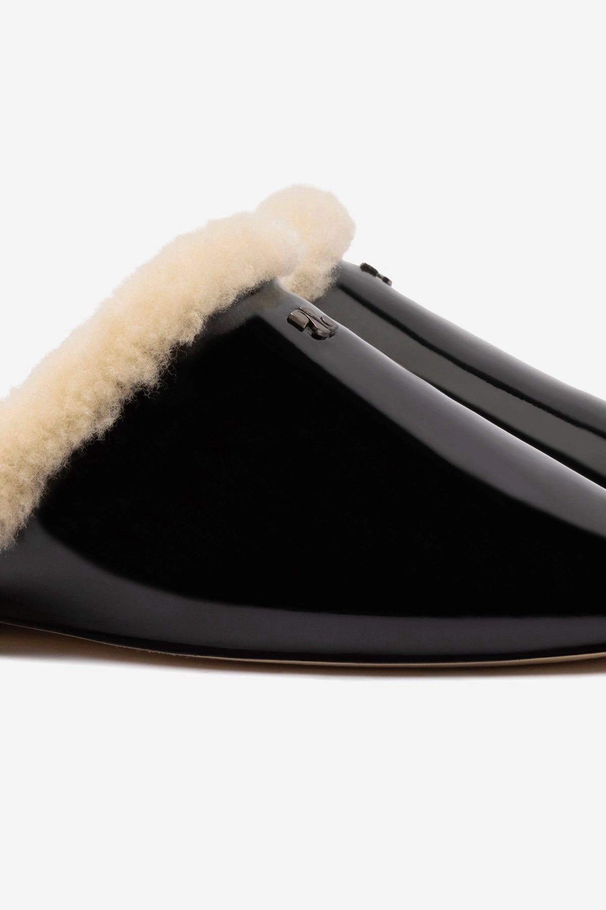Venice Flat Mule In Black Patent Leather And Natural Shearling Heart Glow